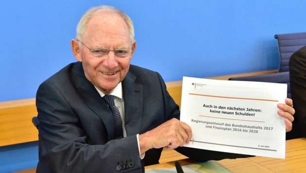 Zufriedener deutscher Finanzminister Schäuble: Auch in den nächsten Jahren keine neuen Schulden! (Bild: APA/AFP/JOHN MACDOUGALL)