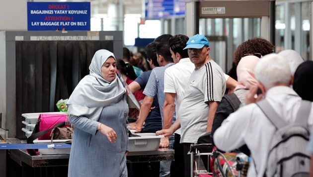 Passagiere am Atatürk-Flughafen in Istanbul (Bild: ASSOCIATED PRESS)