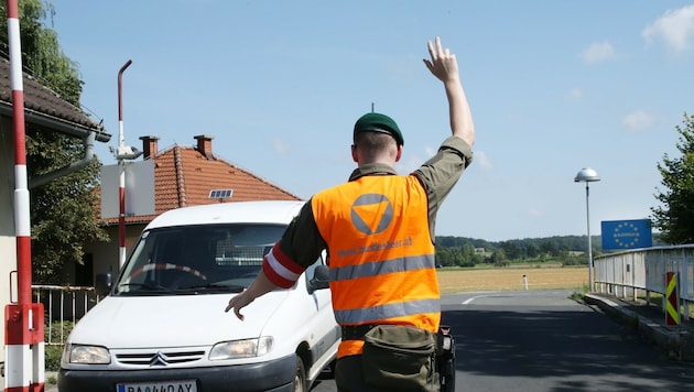 Am Grenzübergang Zelting wird kontrolliert (Bild: Jürgen Radspieler)