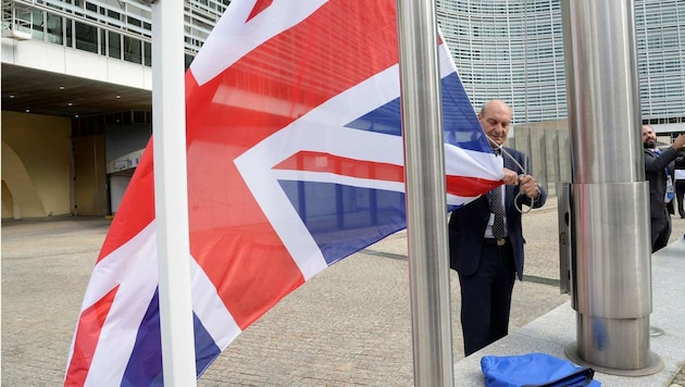 In Brüssel wird die britische Flagge eingeholt. (Bild: APA/AFP/THIERRY CHARLIER)