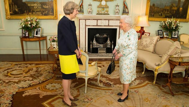 Theresa May beim Amtsantritt bei Queen Elizabeth II. (Bild: AP)