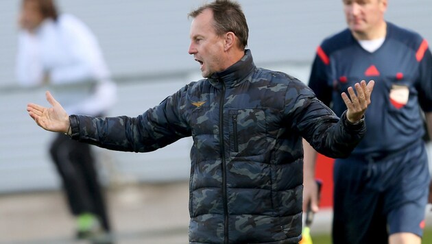 ASK-Trainer Dietmar Thuller bleibt auch nächste Saison. (Bild: Pepe Kuess)