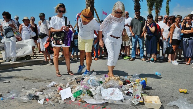 Einige Franzosen bespucken bei der Trauerfeier das symbolische Grab des Nizza-Attentäters. (Bild: Reinhard Holl)