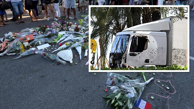 Die durchsiebte Fahrerkabine des Todes-Lkws; Blumen, Kerzen und Briefe auf der Promenade in Nizza (Bild: AFP)