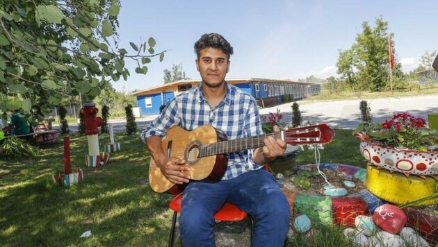 Eine schöne Szene aus dem Lager: Er spielt den Flüchtlingen jeden Tag auf der Gitarre etwas vor. (Bild: Markus Tschepp)