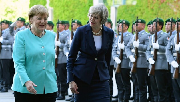 Angela Merkel mit Theresa May (Bild: APA/AFP/JOHN MACDOUGALL)
