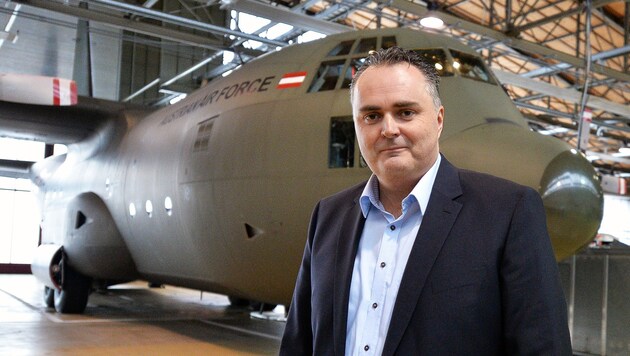 Ex-SPÖ-Verteidigungsminister Hans Peter Doskozil vor der C-130 Hercules des Österreichischen Bundesheeres (Bild: APA/BARBARA GINDL)