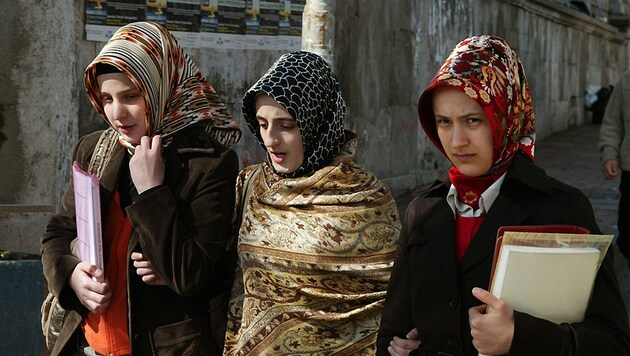 Türkische Studentinnen in der Nähe der Istanbuler Universität (Bild: HOCINE ZAOURAR/AFP/picturedesk.com)