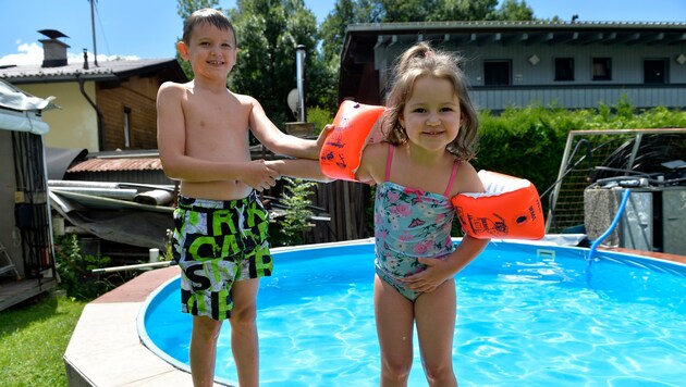 Tobias & Lina genießen die heißen Tage am liebsten am Pool â013 dort ist aber erhöhte Vorsicht geboten (Bild: zeitungsfoto.at)