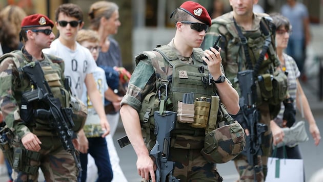 Soldaten in Paris (Bild: APA/AFP/MATTHIEU ALEXANDRE)