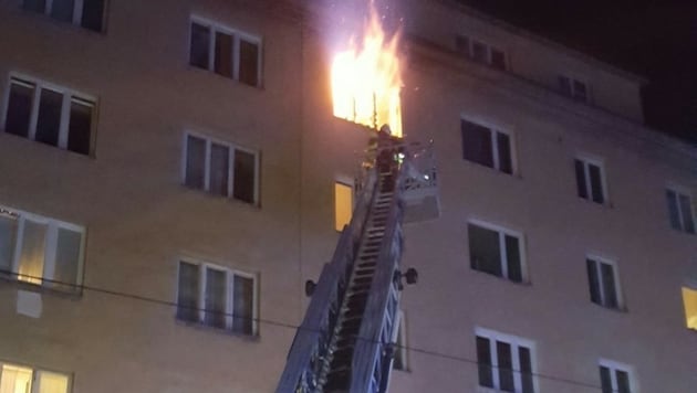 Die Flammen schlugen aus dem Fenster in der Wohnung in der Schelleingasse. (Bild: MA 68 Lichtbildstelle)