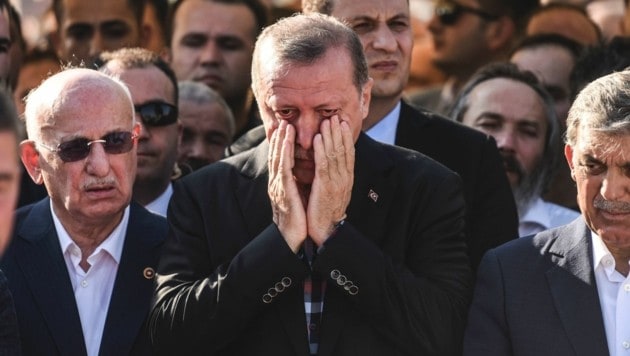 Präsident Erdogan trauert um seinen langjährigen Freund Erol Olcak. (Bild: APA/AFP/BULENT KILIC)