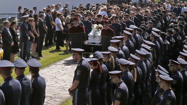 Etliche Polizeieinheiten standen bei der Beisetzung in Kärnten Spalier. (Bild: APA/GERT EGGENBERGER)