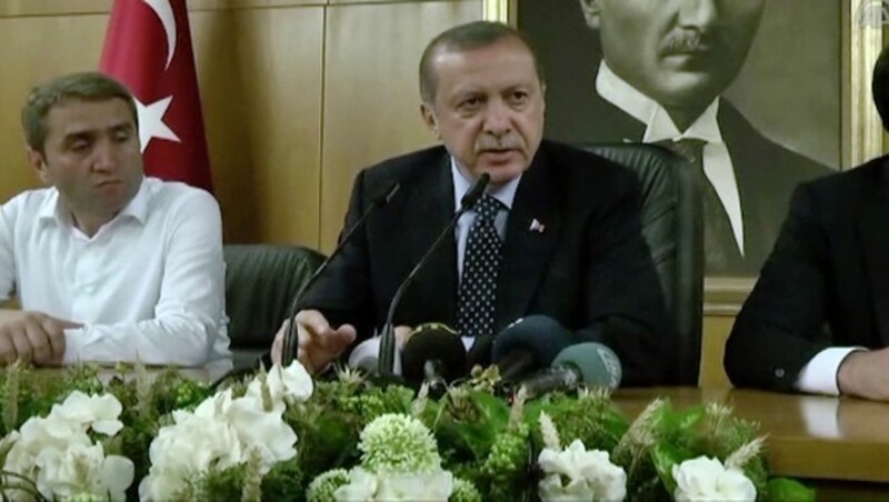 Präsident Recep Tayyip Erdogan bei der Pressekonferenz nach dem Putschversuch (Bild: AP)