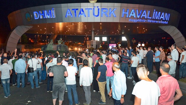 Chaos herrschte am Samstag am Flughafen Ataturk in Istanbul. (Bild: AP)