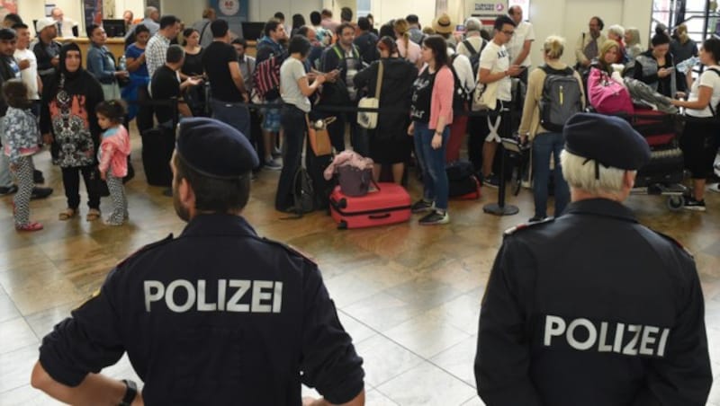 Lange Schlangen und erhöhte Polizeipräsenz am Flughafen Wien (Bild: APA/HERBERT P.OCZERET)