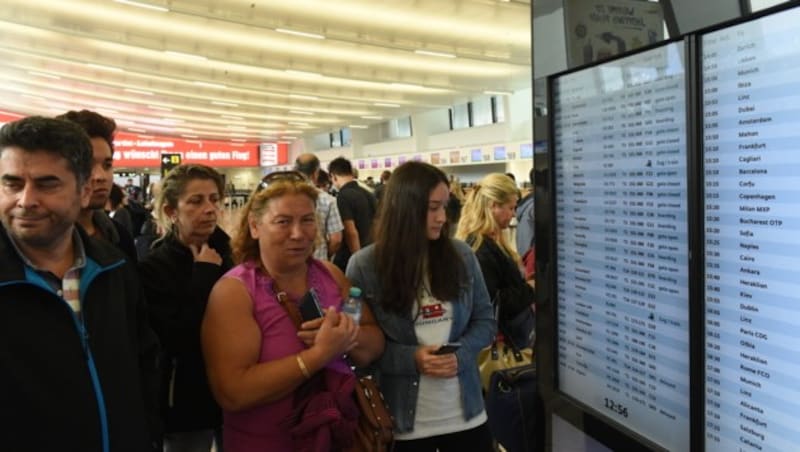 Touristen am Flughafen Wien (Bild: APA/HERBERT P.OCZERET)