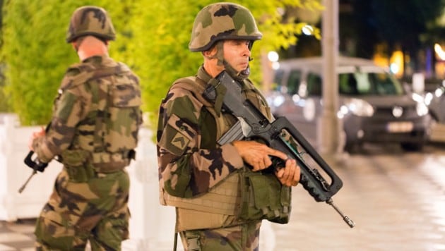 Soldaten in Nizza kurz nach dem Attentat am 14. Juli 2016 (Bild: AP)