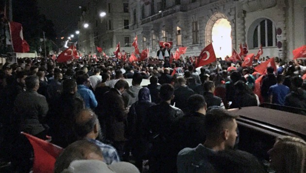 Demonstranten vor der türkischen Botschaft in Wien (Bild: Twitter.com/Dominik)