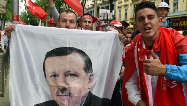 Sie lieben ihren Präsidenten: Türkische Demonstranten in Wien (Bild: APA/HERBERT P. OCZERET)