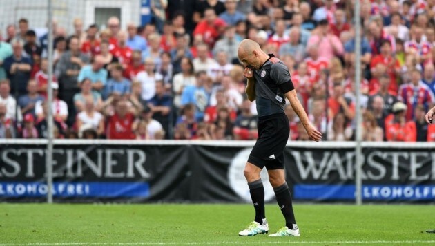 Arjen Robben geht im Testspiel gegen Lippstadt verletzt vom Platz. (Bild: APA/AFP/PATRIK STOLLARZ)