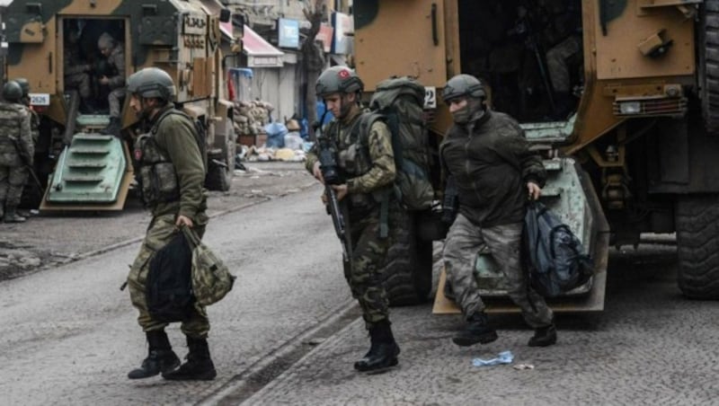 Türkische Soldaten bei einer Militäraktion in der Kurdenstadt Diyarbakir in Südanatolien (Bild: APA/AFP/ILYAS AKENGIN)
