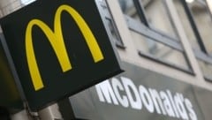 Die Burschen hatten es auf eine Werbetafel von McDonalds abgesehen. (Bild: APA/AFP/Kenzo Tribouillard)