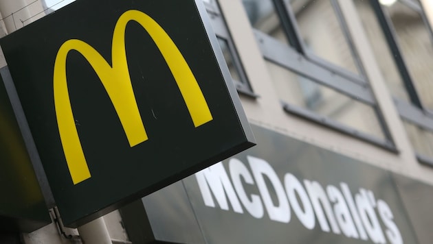 Nach der Jet-Tankstelle versuchte der Räuber sein Glück bei einer McDonalds-Filiale. (Bild: APA/AFP/Kenzo Tribouillard)