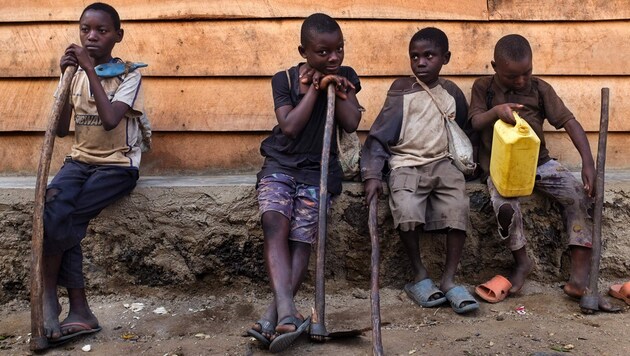 Kinder und Jugendliche in Afrika: Viele müssen arbeiten, statt in die Schule gehen zu können. (Bild: AFP)