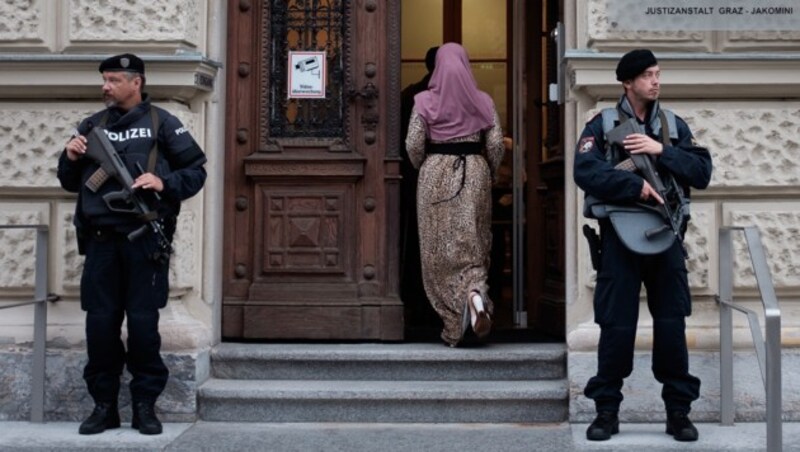 Schwer bewaffnete Polizeibeamte vor dem Grazer Straflandesgericht (Bild: APA/Erwin Scheriau)