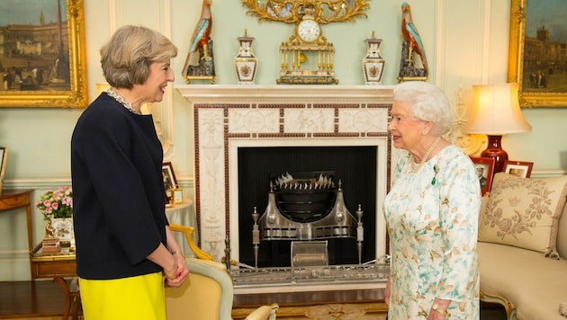 Theresa May während ihrer Audienz bei Queen Elizabeth II. (Bild: ASSOCIATED PRESS)