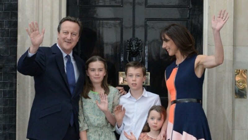 David Cameron verabschiedete sich mitsamt Familie aus Downing Street 10. (Bild: APA/AFP/OLI SCARFF)