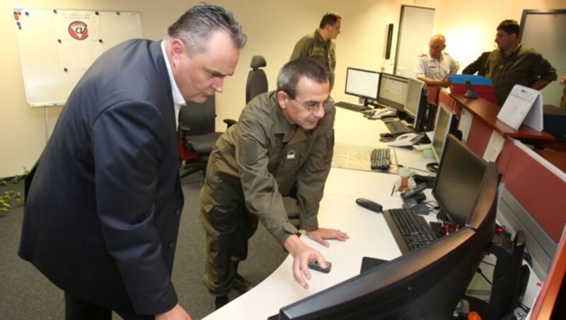 Verteidigungsminister Doskozil im Herzen des Bunkers (Bild: Zwefo)