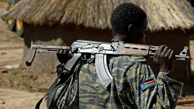 Ein südsudanesischer Soldat in der Nähe der Hauptstadt Juba (Bild: APA/AFP/cds/SAMIR BOL)