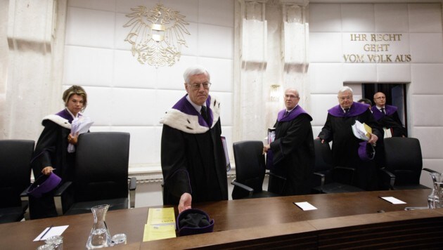 VfGH-Präsident Gerhart Holzinger und seine Richterkollegen (Bild: APA/GEORG HOCHMUTH)