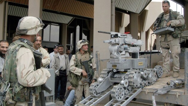 US-Soldaten mit einem Roboter im Irak (2003) (Bild: SABAH ARAR/AFP/picturedesk.com)