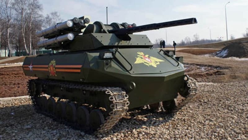 Russlands Uran-9-Kampfroboter sieht aus wie ein Miniatur-Panzer. (Bild: rostec.ru)