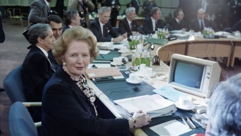 Die bisher einzige "Eiserne Lady", Margaret Thatcher, am Rande einer Sitzung der Union im Jahr 1986 (Bild: APA/AFP/STEVE WILKINSON)