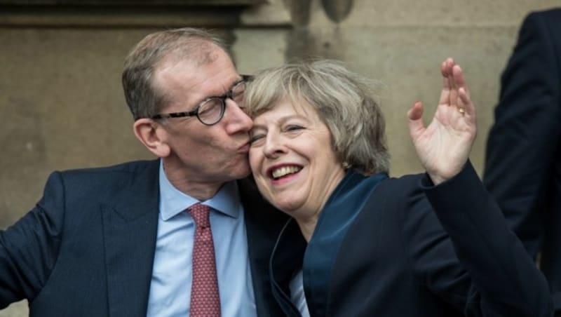 Küsse von Ehemann Philip John für die neue Premierministerin Theresa May (Bild: APA/AFP/CHRIS RATCLIFFE)