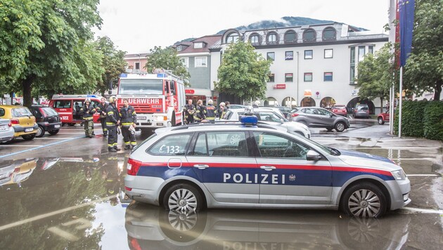 In Lienz überfluteten die Regenmassen sogar einen Parkplatz. (Bild: Brunner Images)