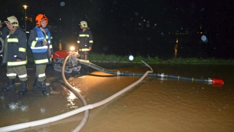 Einsatzkräfte der Feuerwehr während der Abpumparbeiten in Oberösterreich (Bild: APA/BFKDO SCHÄRDING)