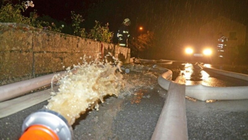 Einsatzkräfte der Feuerwehr während der Abpumparbeiten in Oberösterreich (Bild: APA/BFKDO SCHÄRDING)