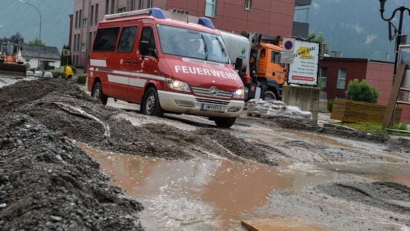 Schlamm und Schutt türmten sich auf den Straßen in Imst. (Bild: APA/ZEITUNGSFOTO.AT)