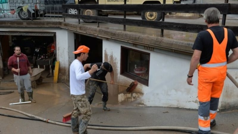 Aufräumarbeiten nach den heftigen Unwettern in Imst in Tirol (Bild: APA/ZEITUNGSFOTO.AT)