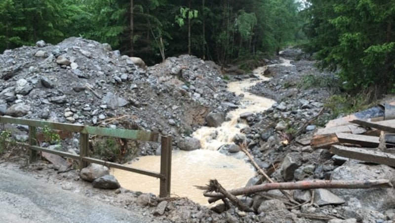 Schlamm und Geröllmassen in Imst in Tirol (Bild: APA/ZEITUNGSFOTO.AT)