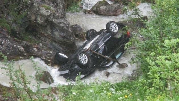 Das voll besetzte Auto stürzte über einen Hang und landete im Ursprungbach. (Bild: APA/ROTES KREUZ LIEZEN)