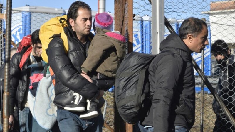 Flüchtlingsankünfte in Spielfeld (Bild: APA/HARALD SCHNEIDER)