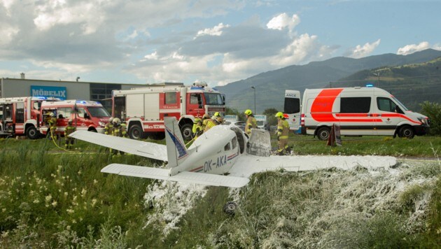 Zeugen löschten das brennende Kleinflugzeug. (Bild: Niki Faistauer)