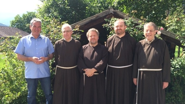 Caritas-Direktor Georg Schärmer (li.) übernimmt von den Kapuzinern den Kloster-Schlüssel. (Bild: Caritas Innsbruck)