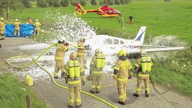Das Kleinflugzeug begann beim Aufprall zu brennen: Ein Großaufgebot der Feuerwehr löschte. (Bild: Niki Faistauer)